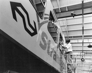 171985 Afbeelding van het beplakken van een electrisch treinstel plan Y (SGM, Sprinter ) van de N.S. als Strandsprinter ...
